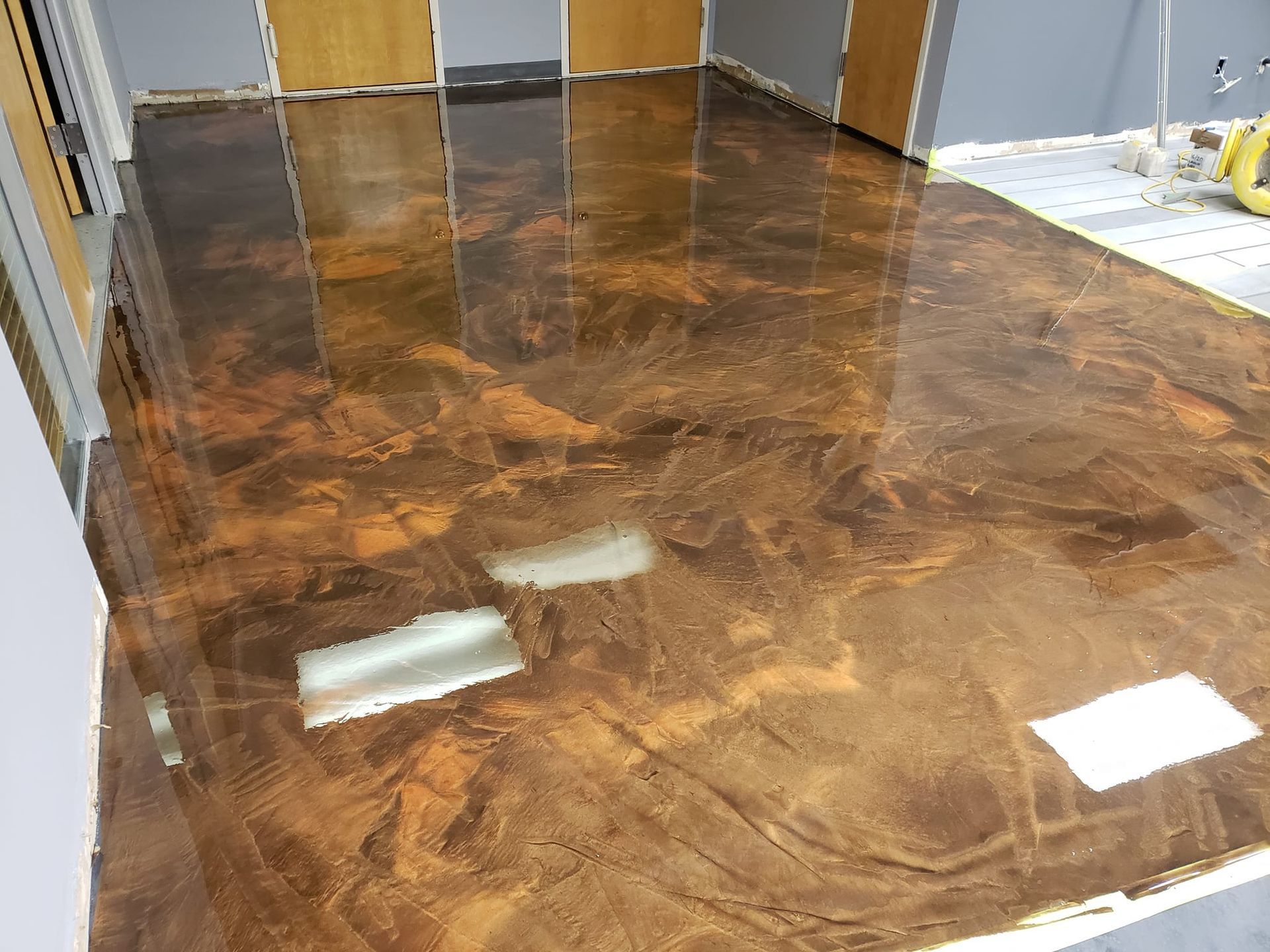 a room with a marble floor and a shiny metallic floor .