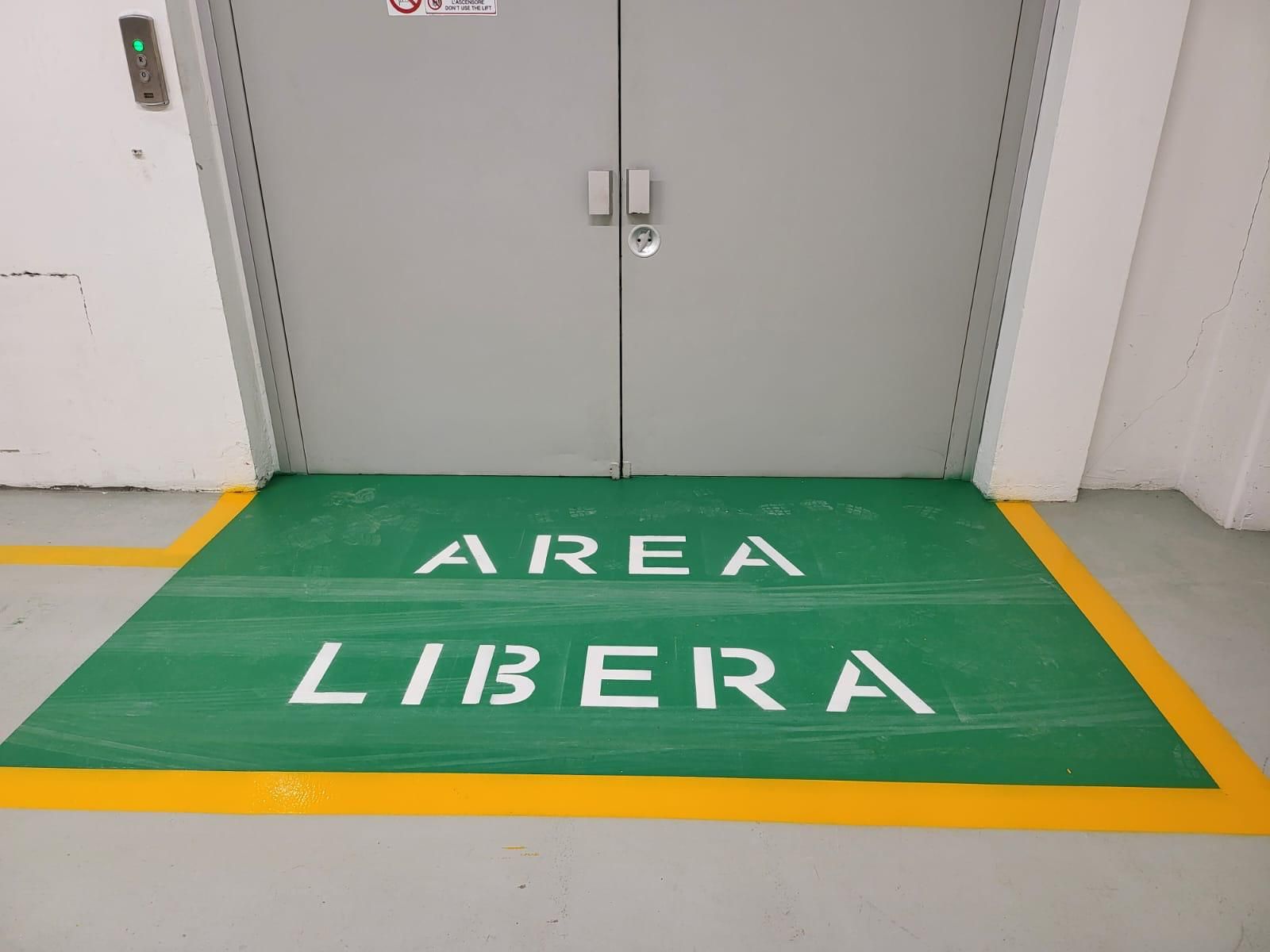 Un'area pavimentata di colore verde, contrassegnata dalla scritta 