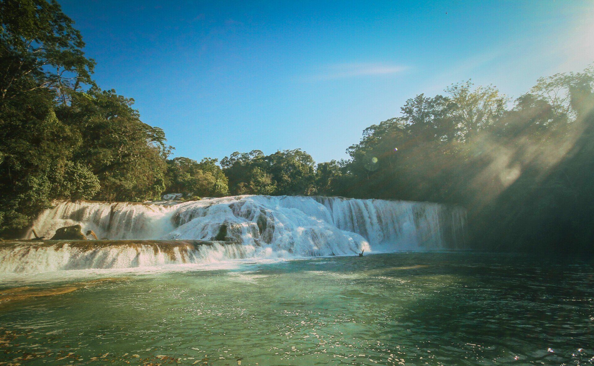 Cascadas en agua azul