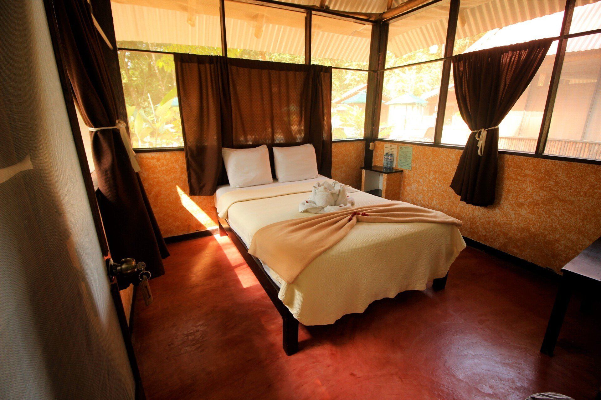 Cama doble en cabaña de Kin Balam
