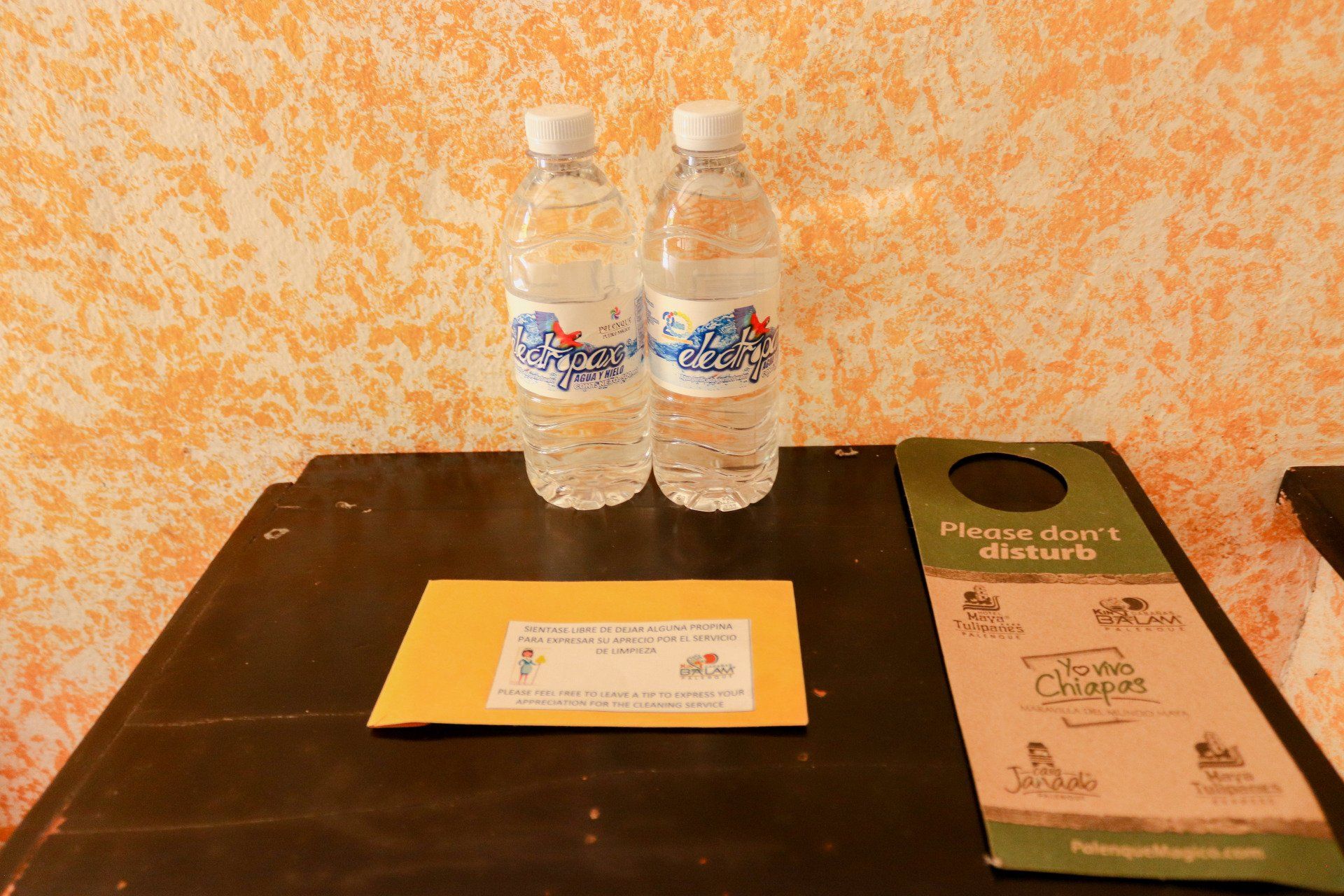 Aguas y carta de bienvenida en cabña de Kin Balam