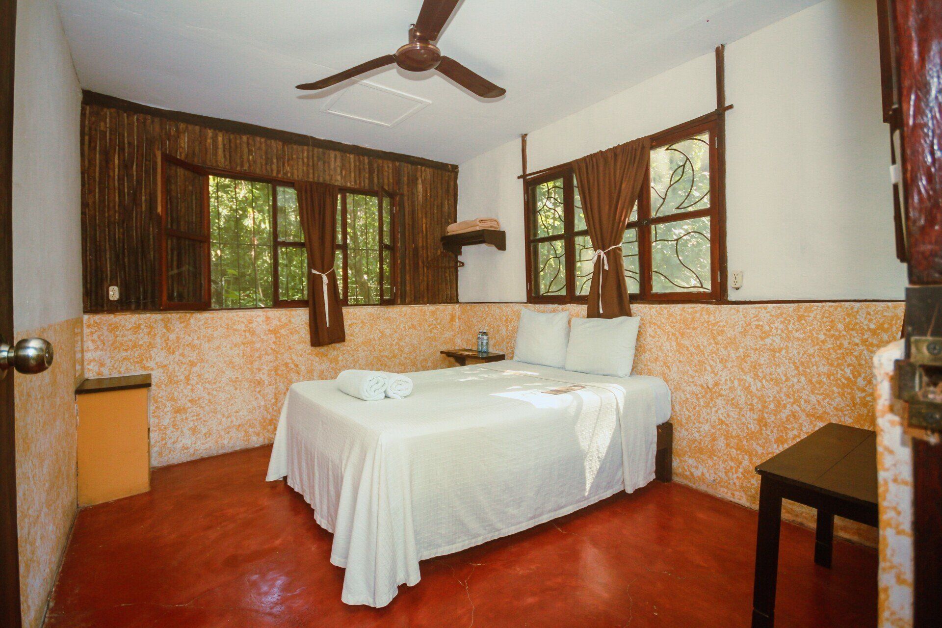 Cama doble en cabaña de Kin Balam