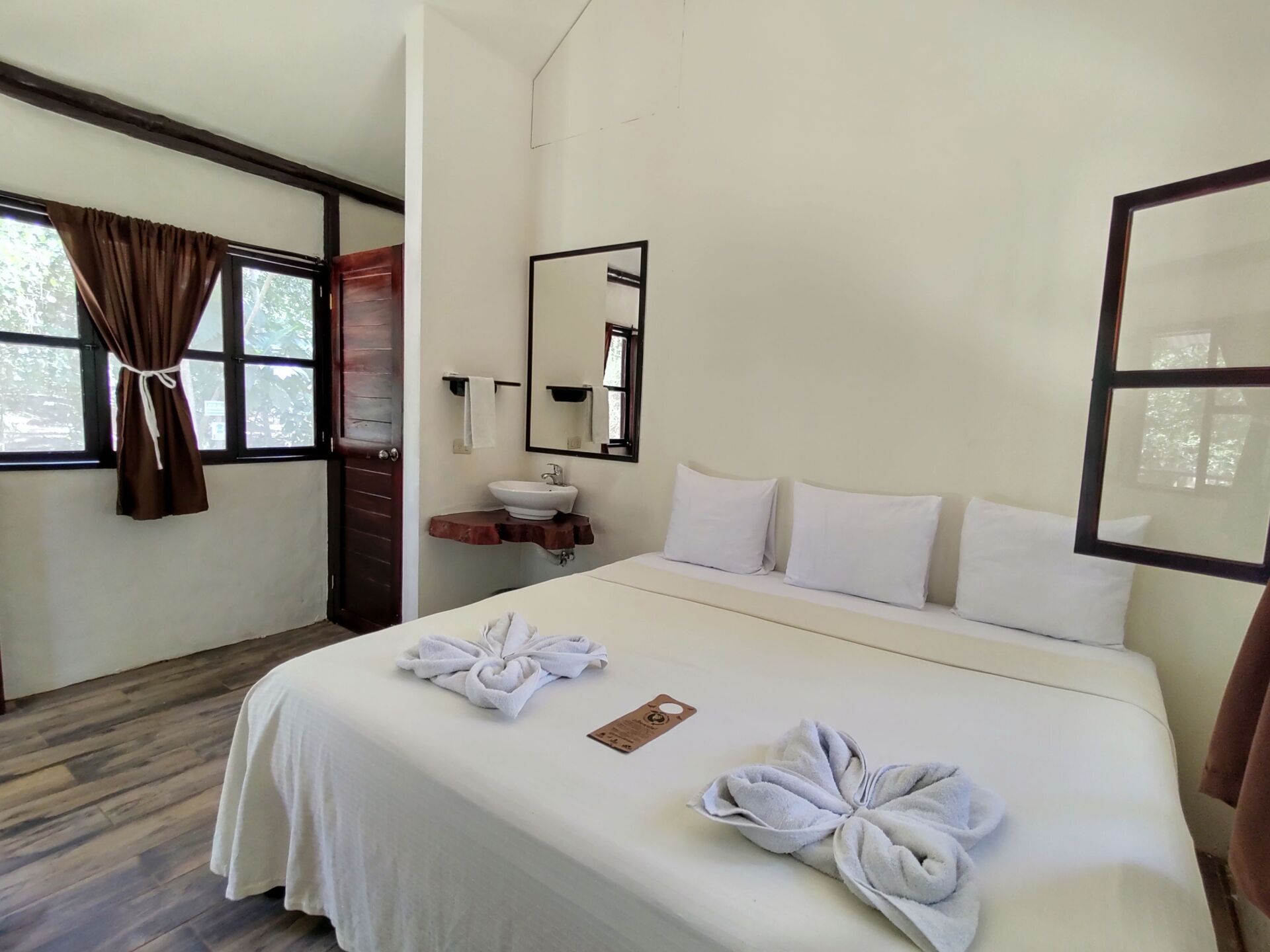 Una habitación de hotel con una cama tamaño king y un lavabo.