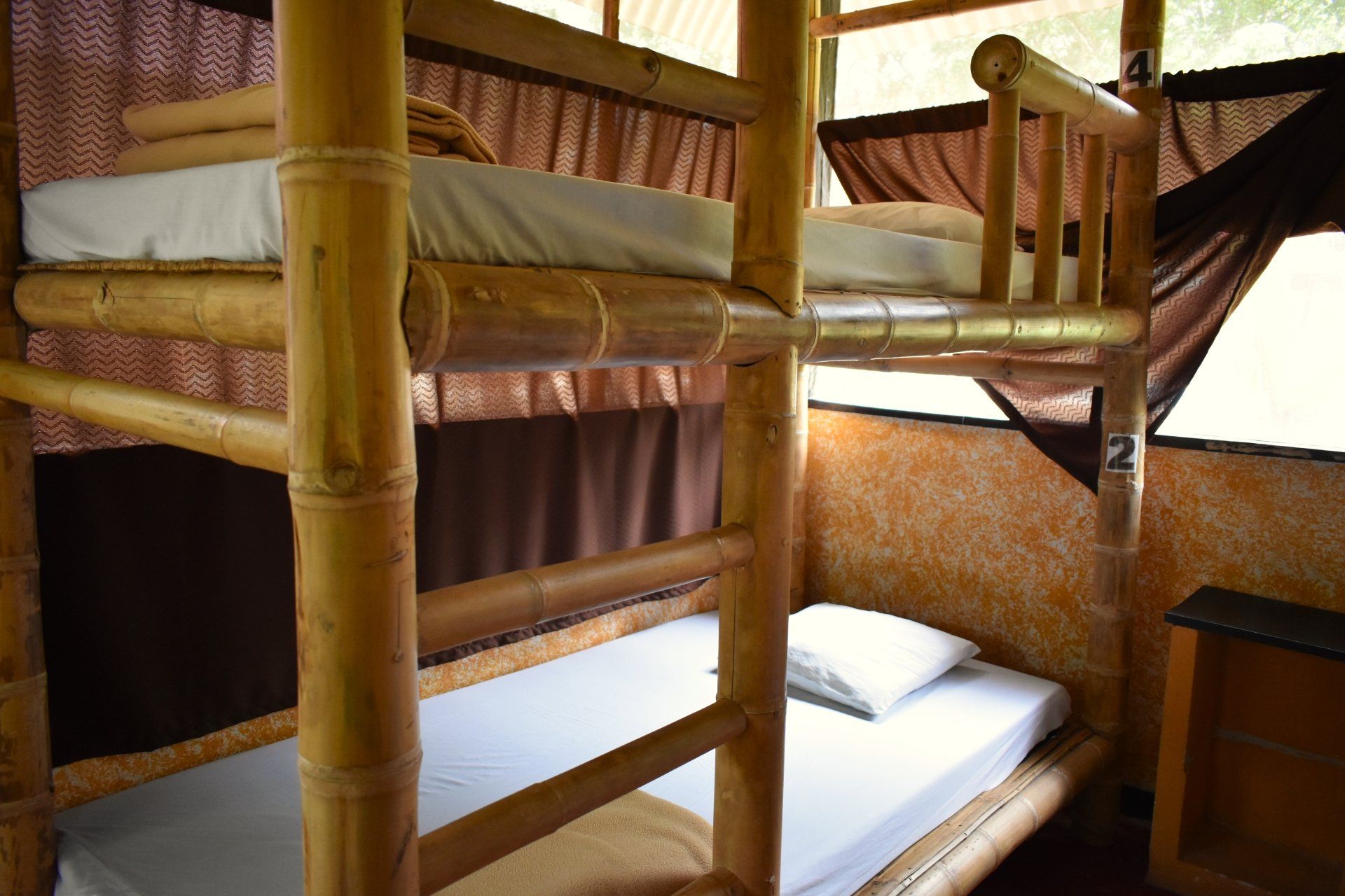 Una habitación con dos literas hechas de bambú.