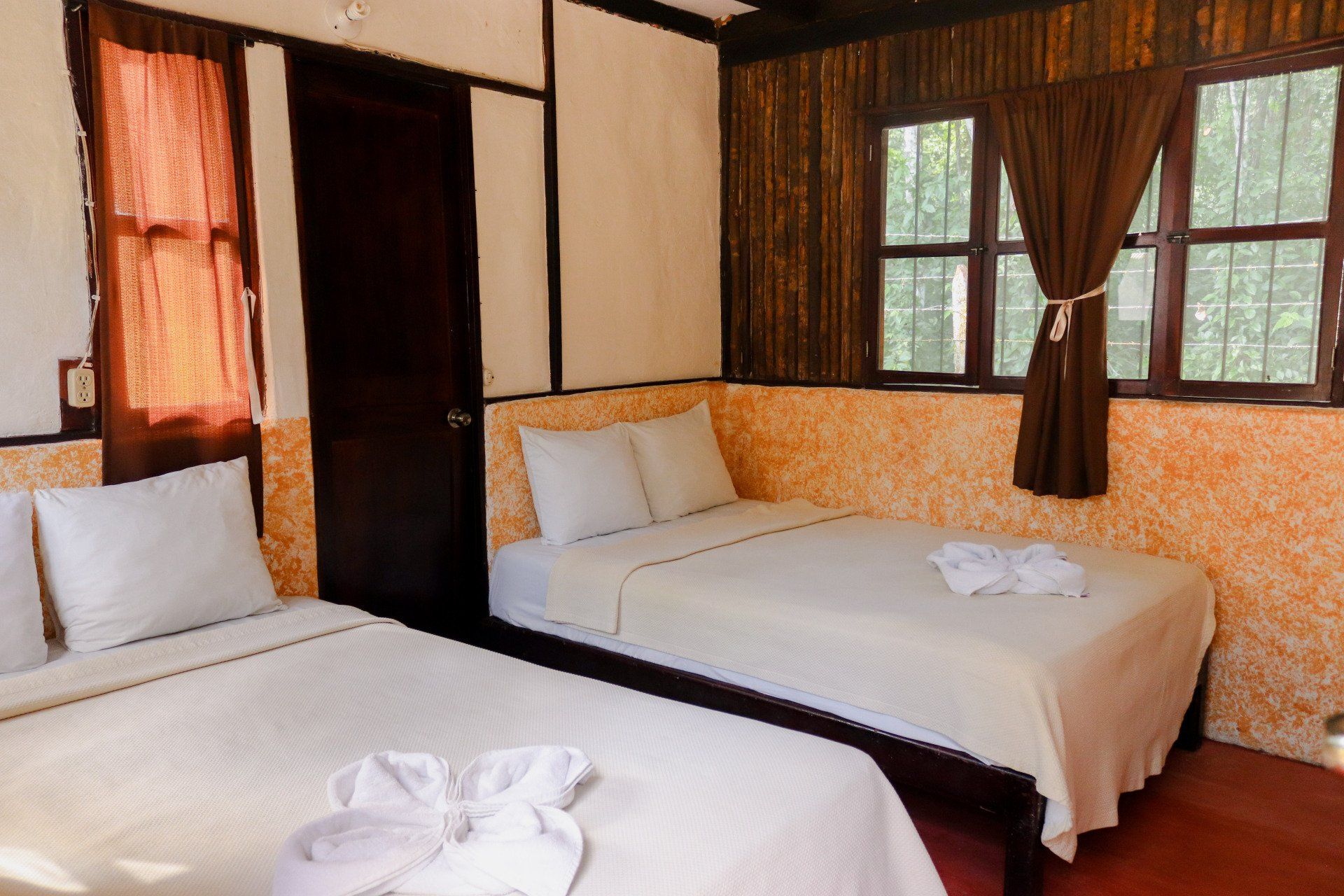 Cama individual en una cabaña del Hotel Kin Balam