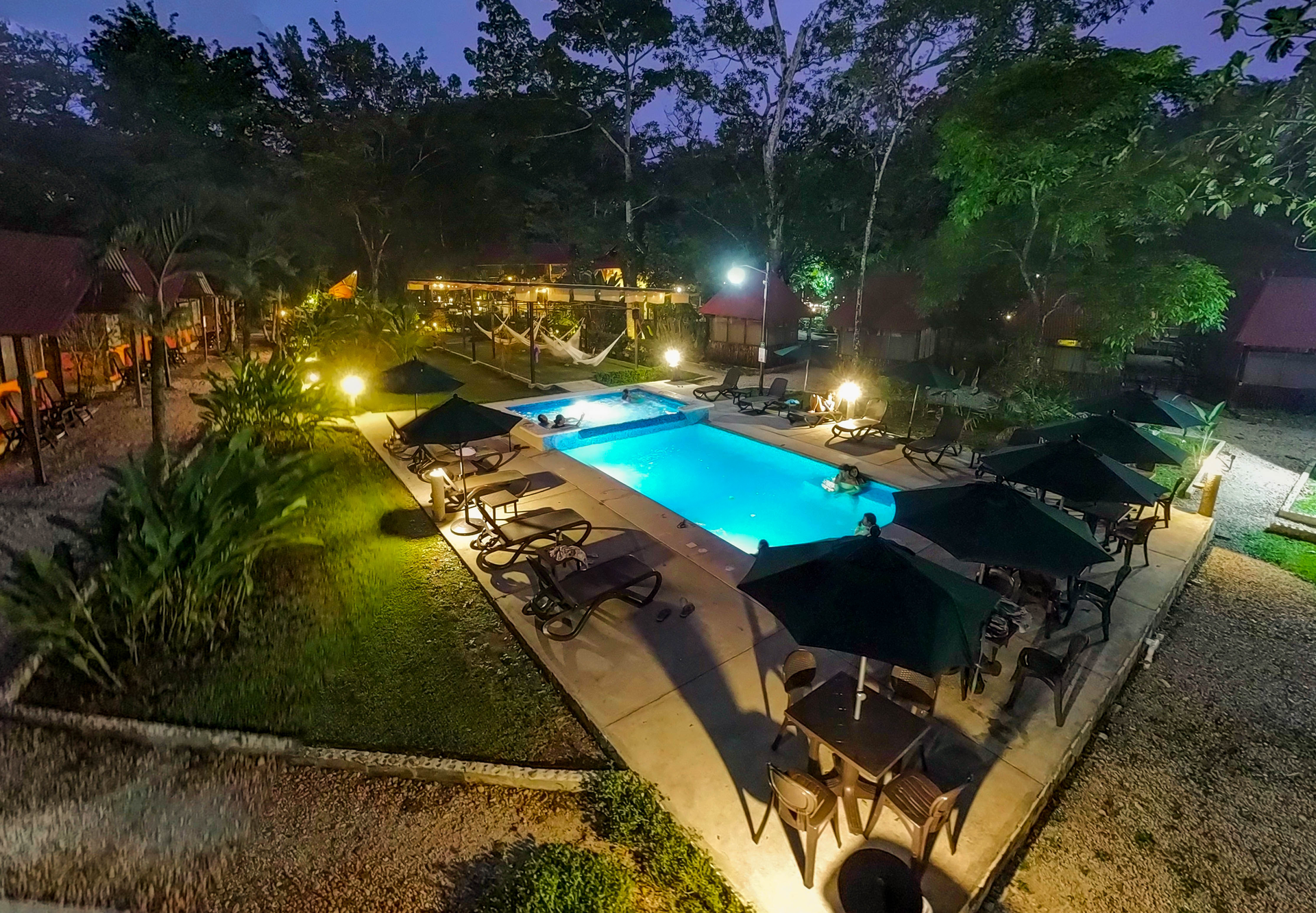 Una vista aérea de una gran piscina por la noche.
