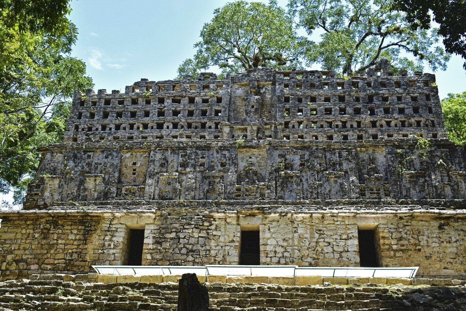 Edificio tradicional en Zona Arqueológica de Palenque