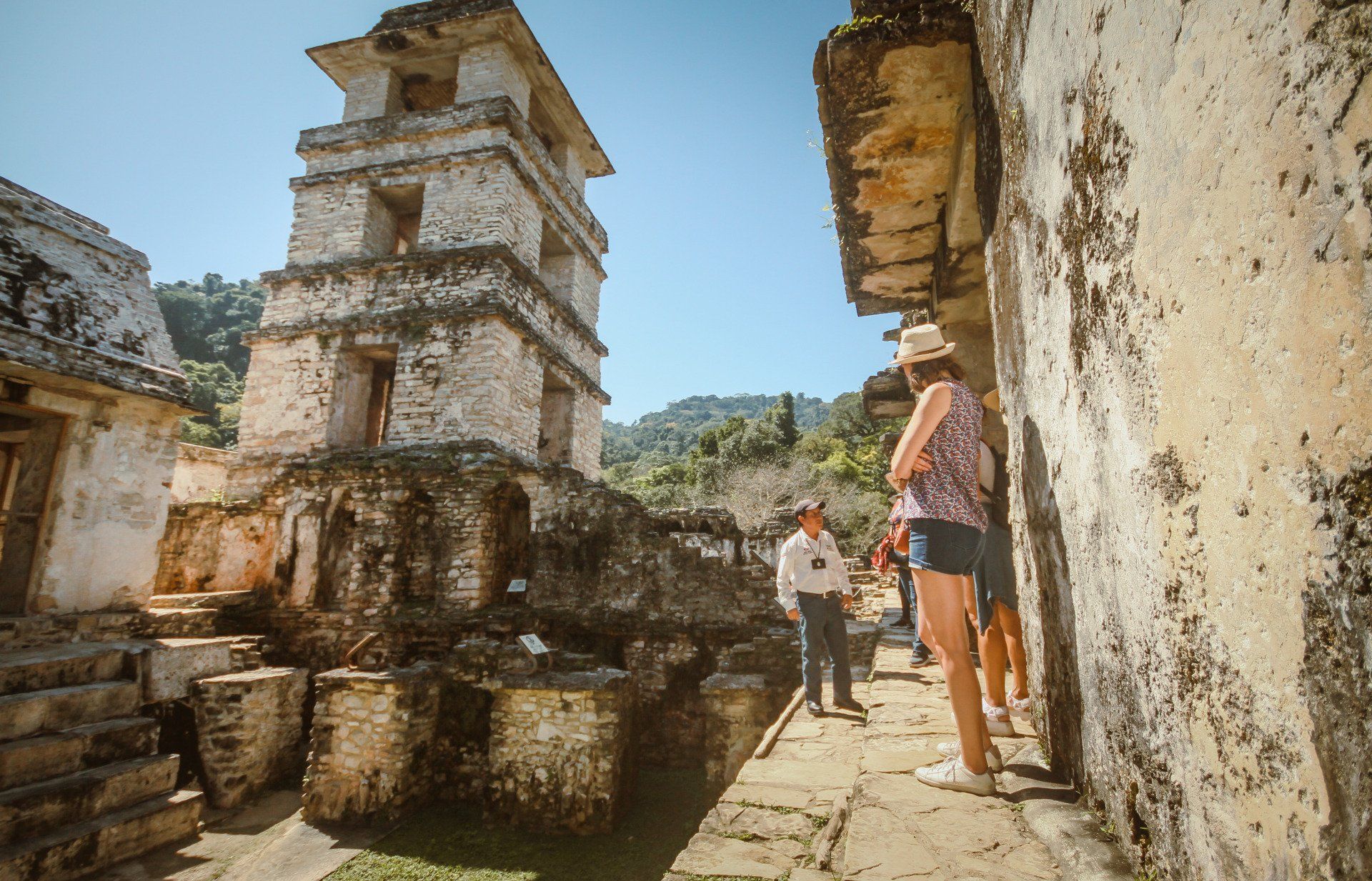 Turistas viendo la Zona Arqueológica de Palenque