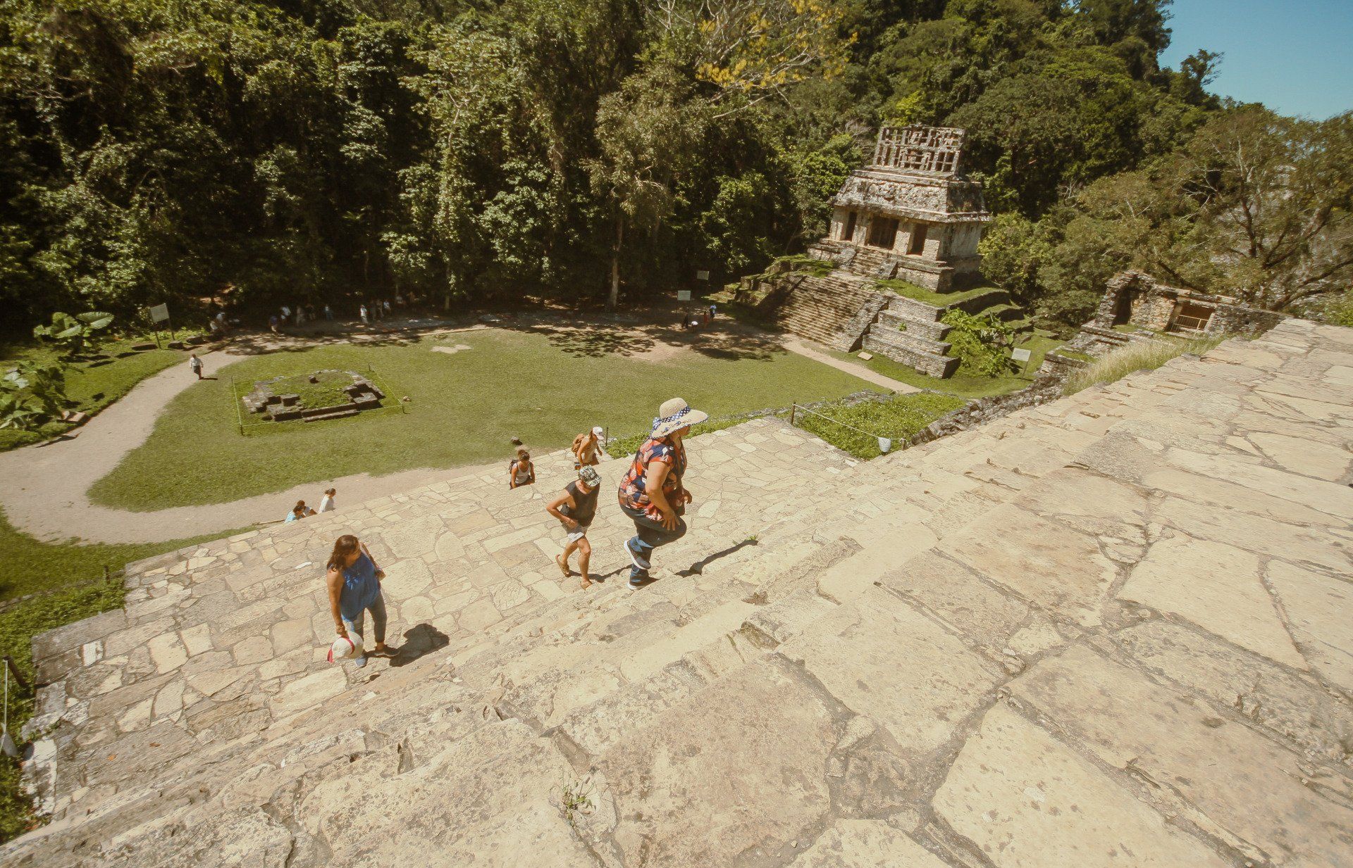 Turistas subiendo la piramide de Zona Arqueológica de Palenque