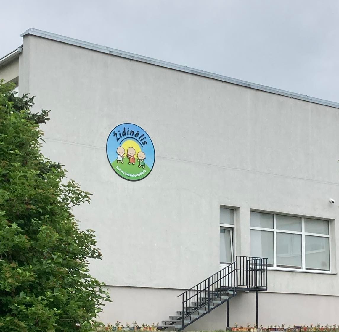 Lauko iškabos ir logotipai pagal individualų užsakymą