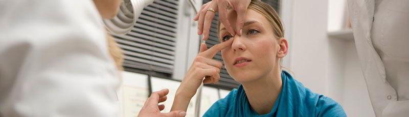 DR. EFRAÍN DÁVALOS SCHAFLER - Otorrinolaringólogo