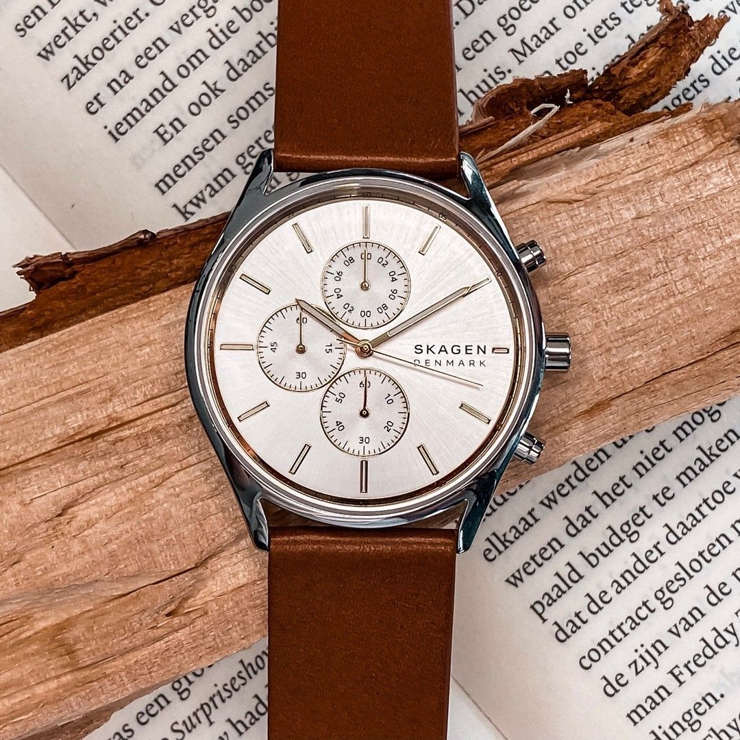chronograaf horloge van het merk skagen met bruin leren bandje en een zilveren wijzerplaat.