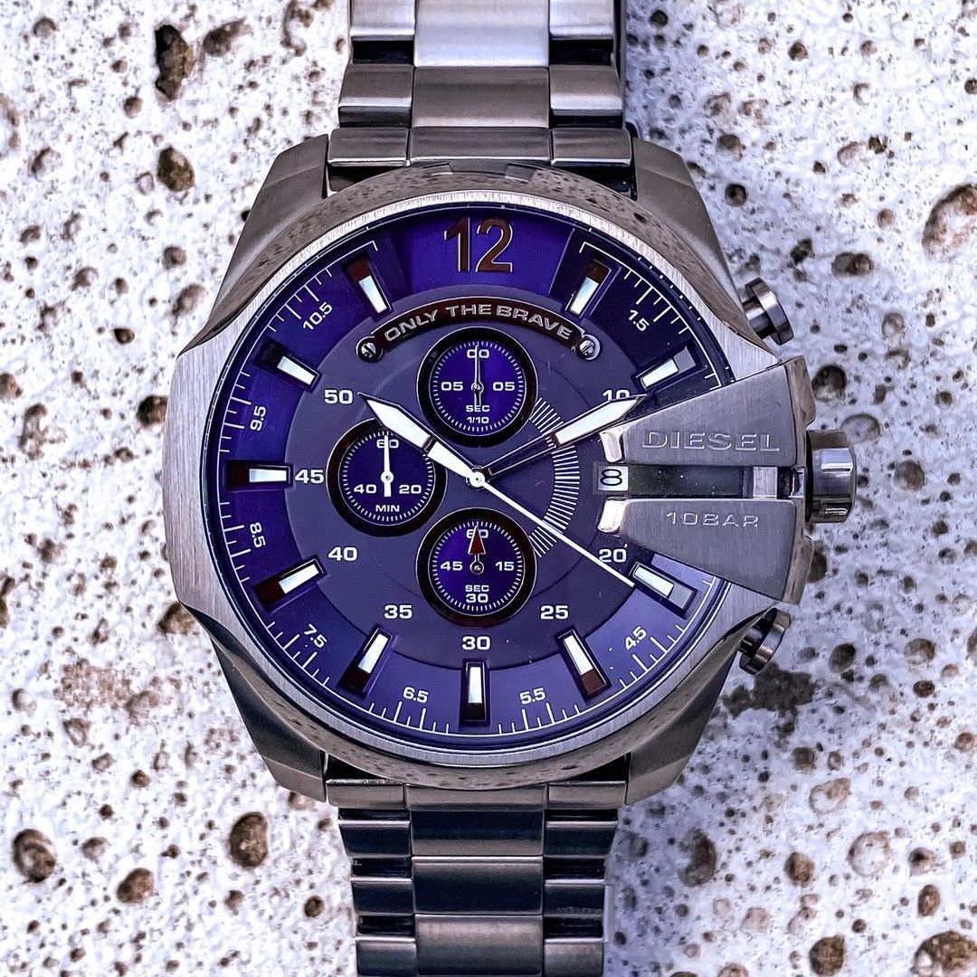 Robuust diesel horloge met een stalen grijze band en een blauwe wijzerplaat met chronograaf functie