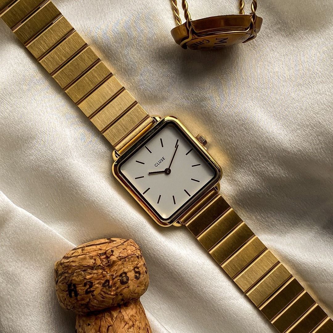 goudkleurig vierkant horloge van het merk cluse