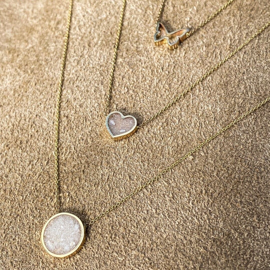 just franky colliers die als gedenksieraden kunnen worden gebruikt. hier kan het as van een geliefde in. 14 karaat geel goud