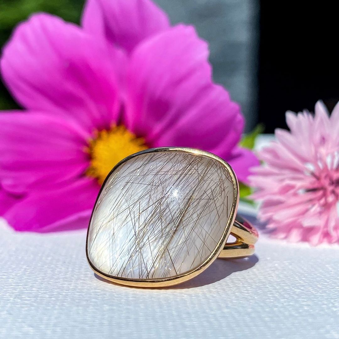 Grote statement ring van het Belgische sieraden merk bigli, van 18 karaat licht roségoud en een grote kwartssteen erin.