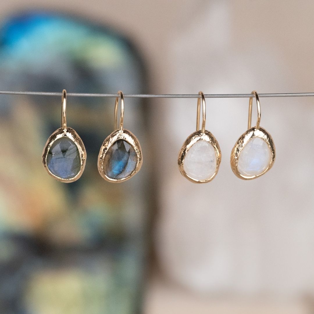 2 Gouden oorhangers van het sieradenmerk Jéh jewels met gekleurde edelstenen, gemaakt in 14 Karaat geelgoud
