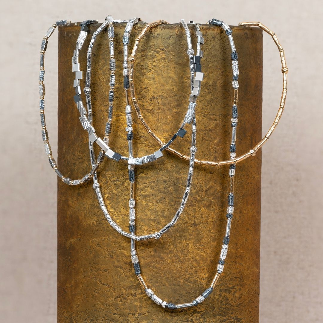 Artistieke colliers van het merk Jéh Jewels gemaakt van zilver met gold plating of van 14 karaat geelgoud.