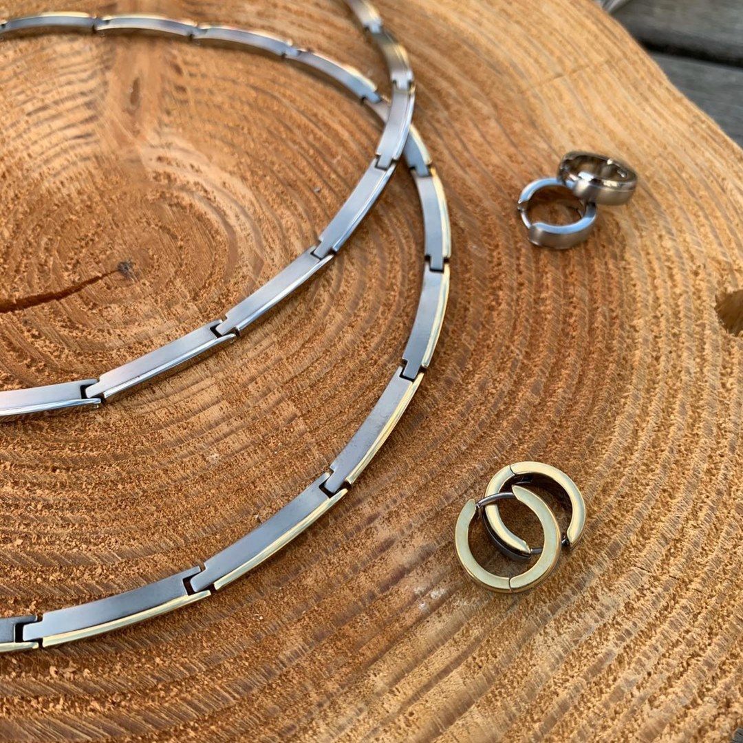 2 titanium vergulde oorbellen van het sieradenmerk boccia, ook een armband en collier van hetzelfde titanium merk boccia