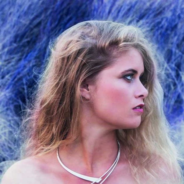 Model met een zilveren nol collier