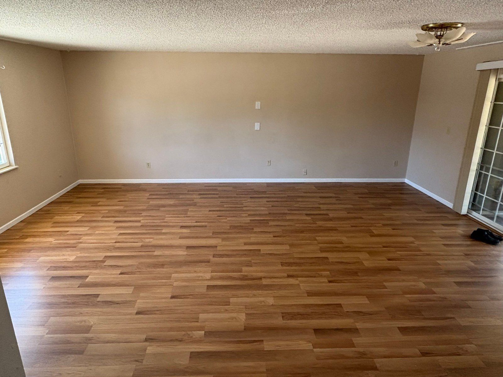 Existing living room walls, ceiling, openings and retained flooring in a Colorado Springs interior painting estimate