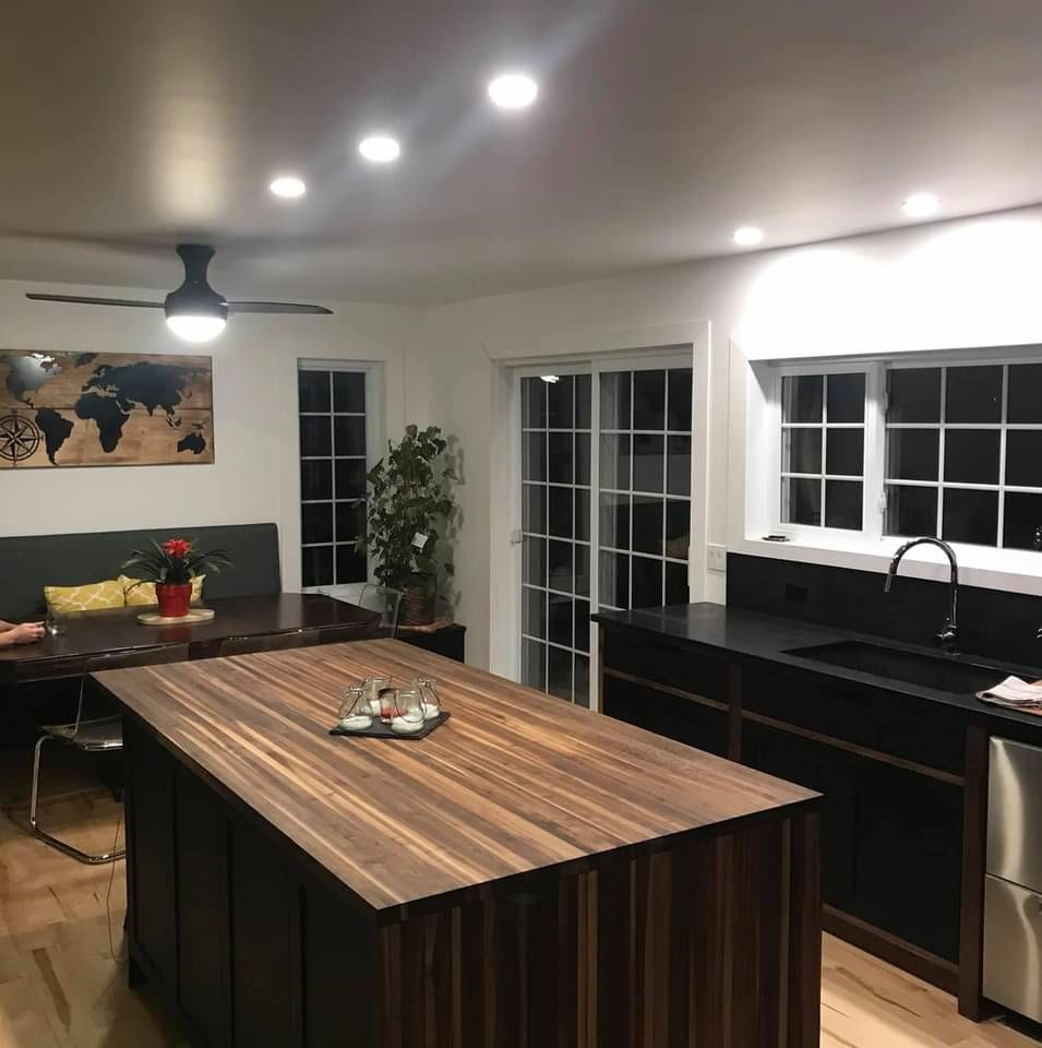 Une cuisine avec un grand îlot en bois au milieu