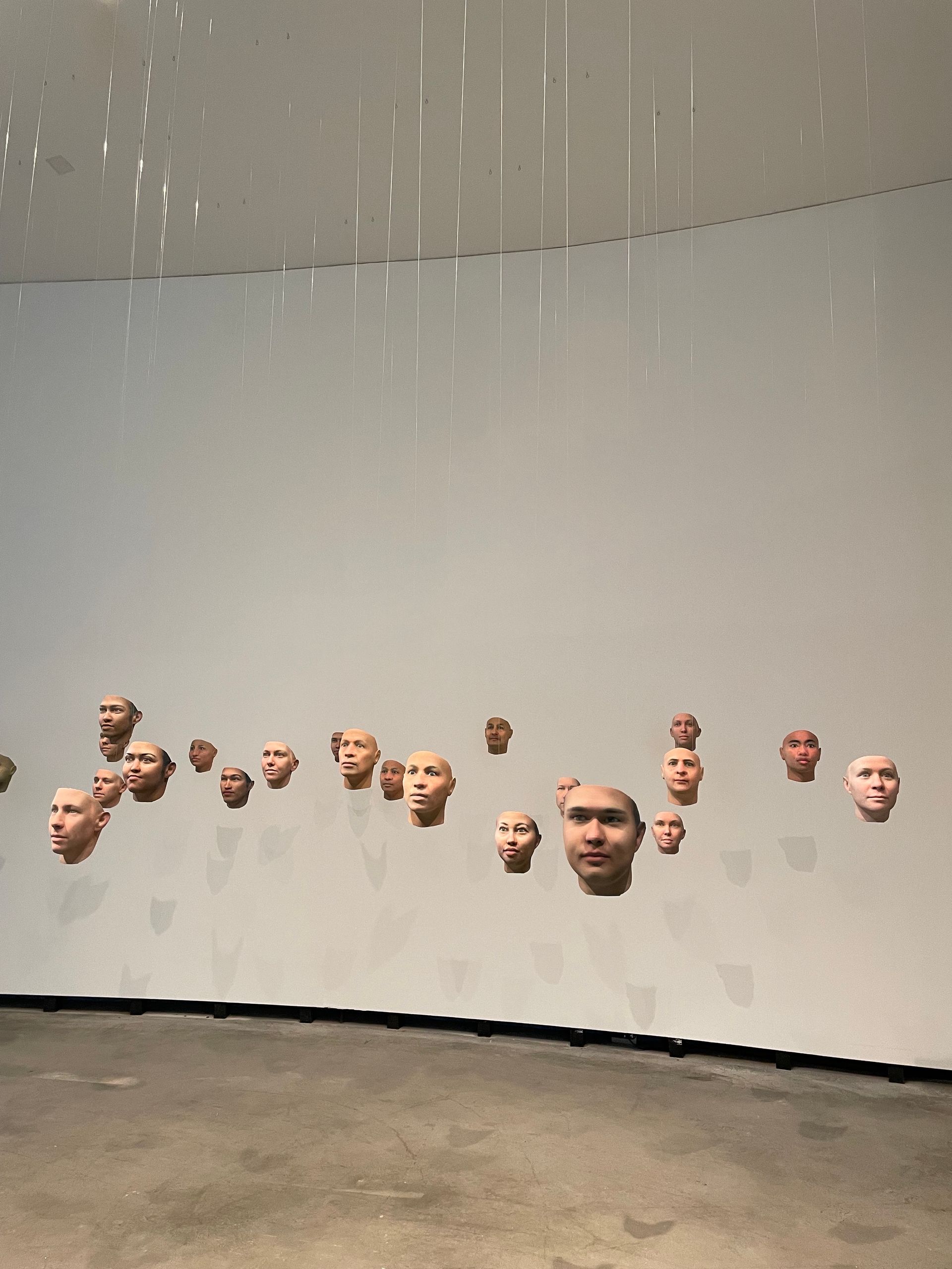 Ausstellungsansicht mit Detail einer App