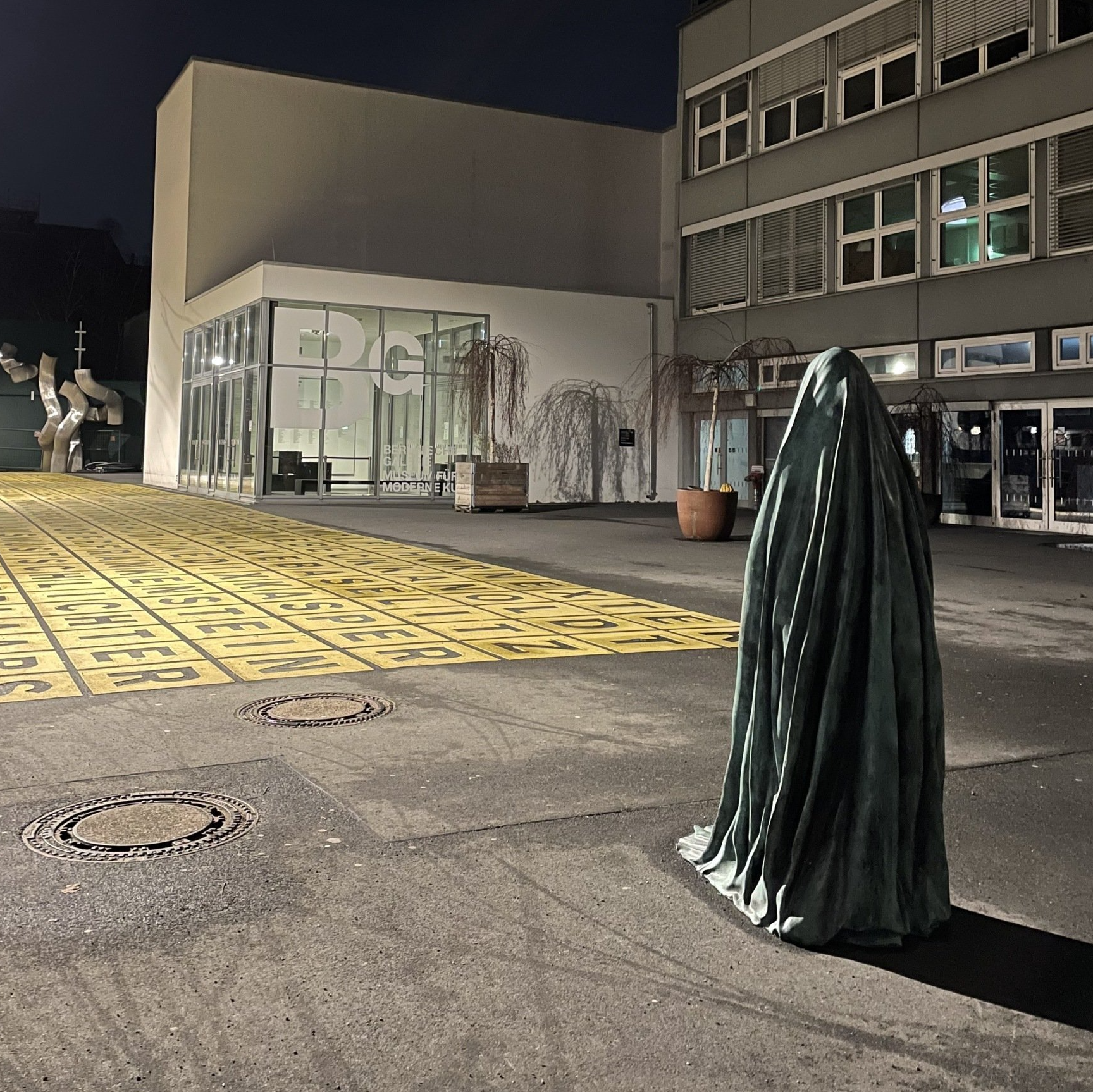 Außenansicht  zur Ausstellung von Alicja Kwade, Berlinische Galerie 