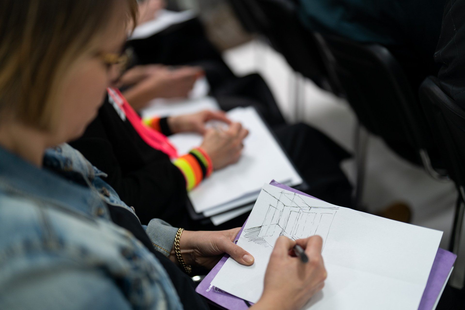 Hilke scribbelt erste Ideen in der Creative Business Academy
