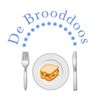 Logo voor De Brooddoos met blauwe tekst, sterren en een sandwich op een bord tussen een vork en een mes.