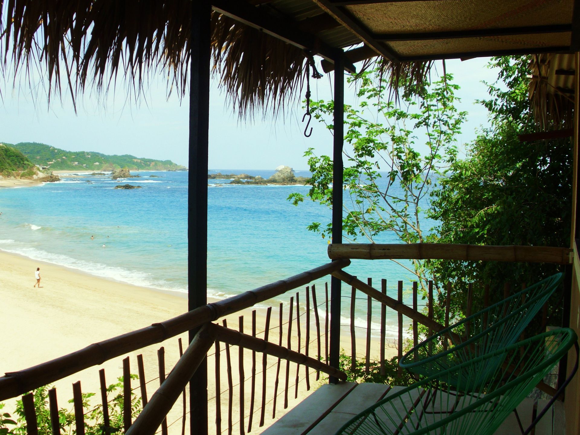 Balcón con vistas a la playa y al océano en posada del arquitecto