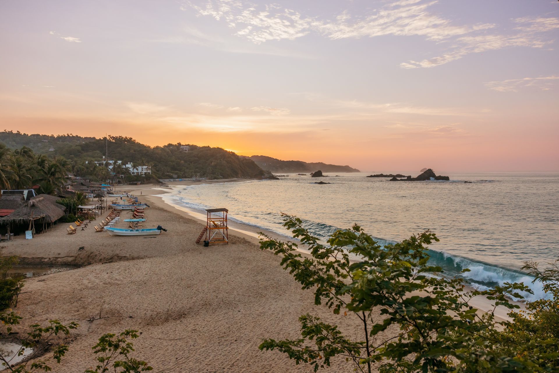 vista a la espectacular playa de mazunte, oaxaca
