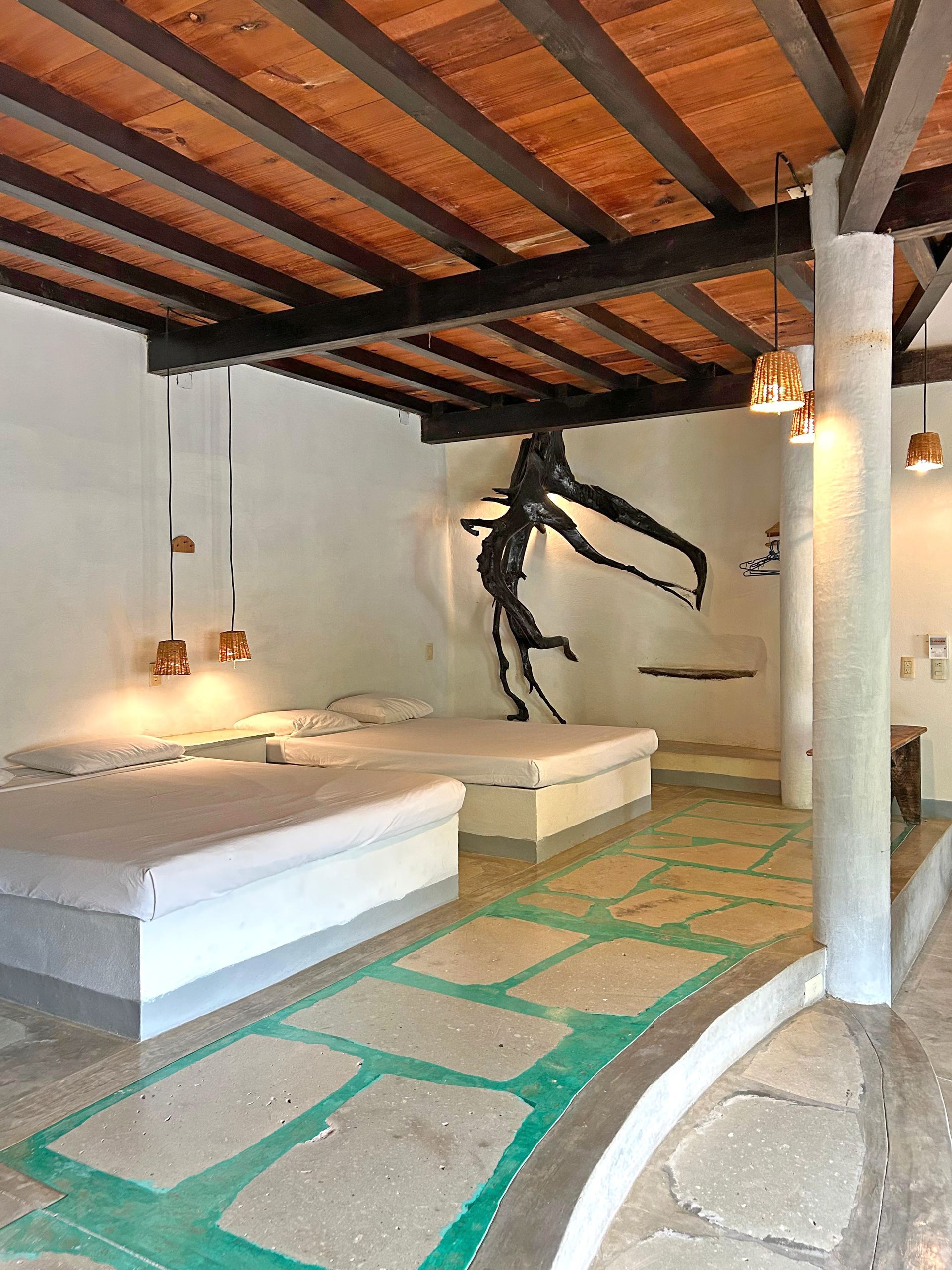 iluminación tenue en posada del arquitecto en mazunte, oaxaca