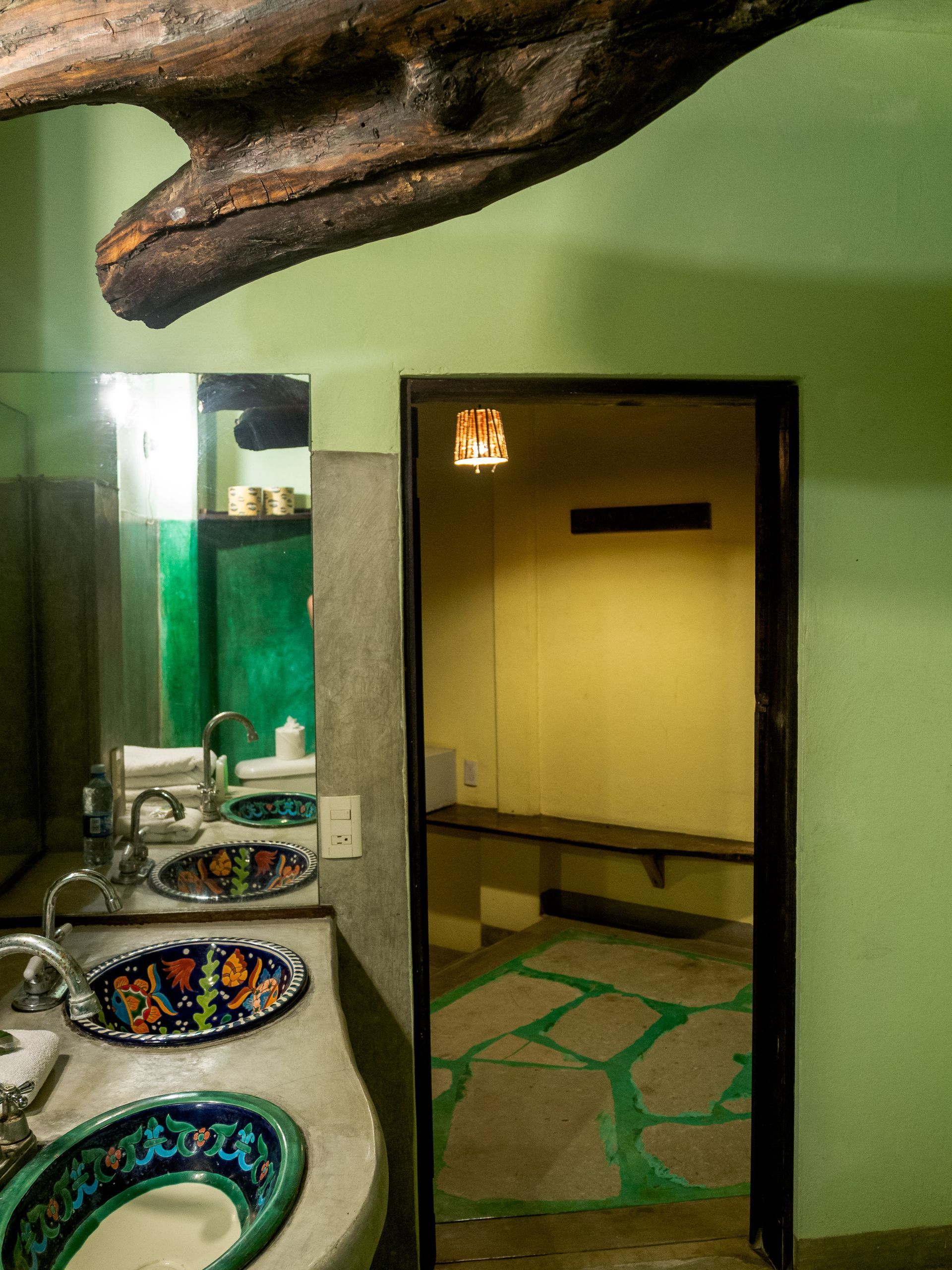 Baño con una sauna con suelo de piedra en posada del arquitecto en mazunte, oaxaca