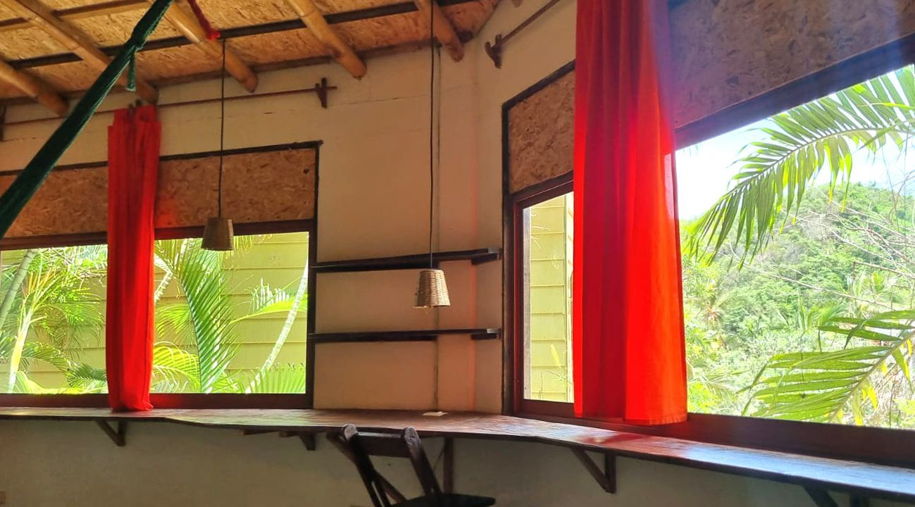 grandes ventanales con vistas a una exuberante vegetación en posada del arquitecto en mazunte, oaxaca