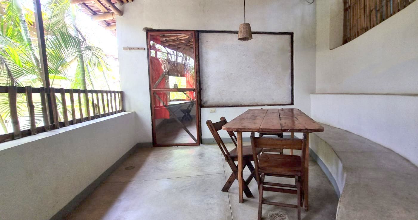 balcón con barandilla en posada del arquitecto en mazunte, oaxaca