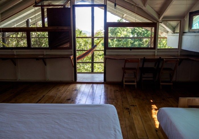 balcón con hamaca y vistas a los árboles en posada del arquitecto en mazunte, oaxaca