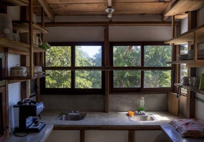 Cocina con vistas a la vegetación en posada del arquitecto en mazunte, oaxaca