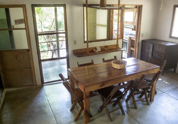 Mesa de comedor de madera con seis sillas en posada del arquitecto en mazunte, oaxaca