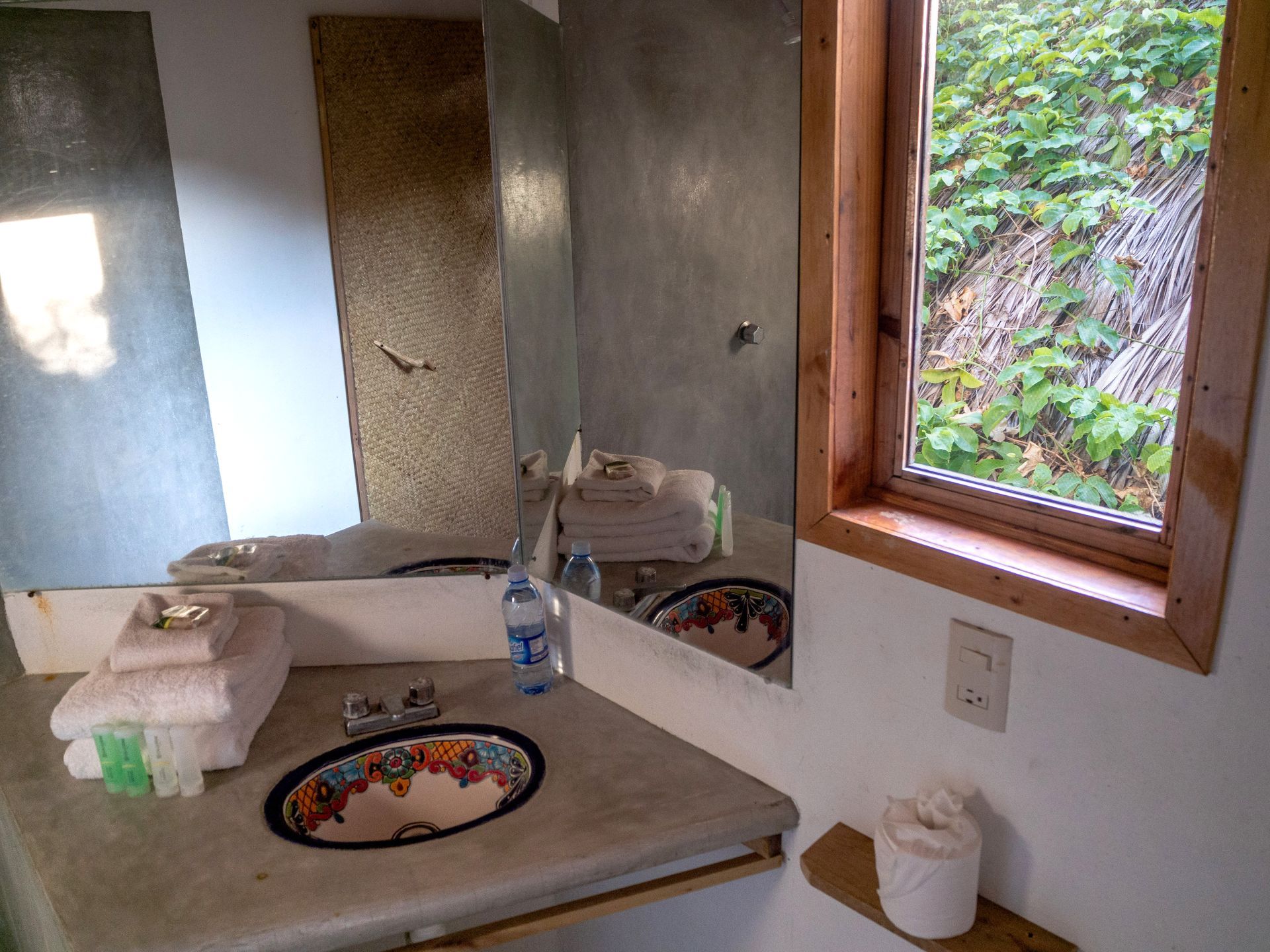 Baño con vistas a la vegetación exterior en posada del arquitecto