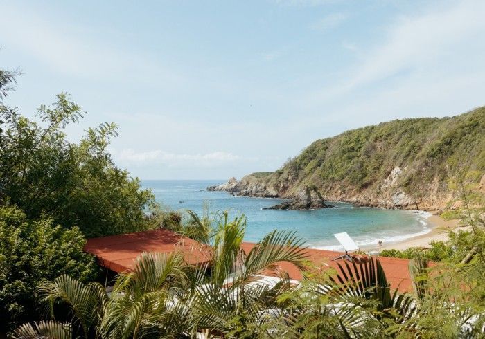 Playa de aguas cristalinas en mazunte, oaxaca