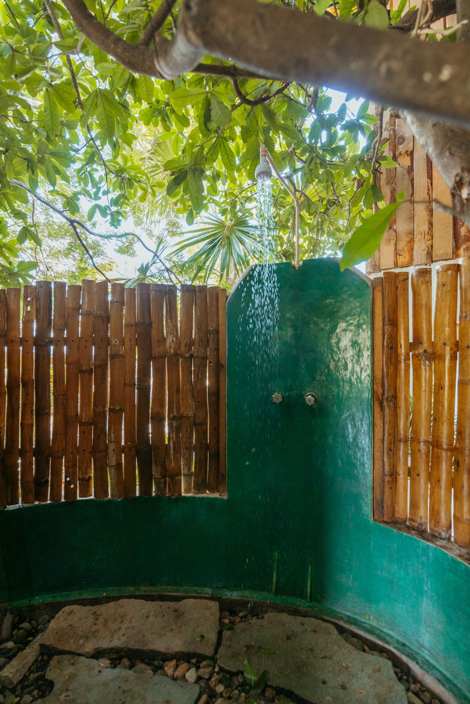 Ducha exterior en posada del arquitecto en mazunte, oaxaca