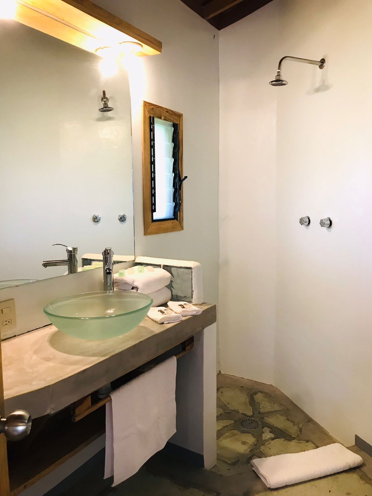 Baño con lavabo de cristal en posada del arquitecto