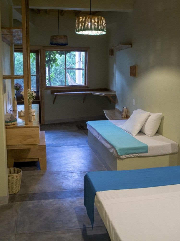 Habitación luminosa con dos camas en posada del arquitecto en mazunte
