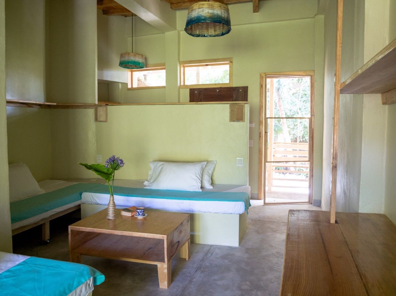 Interior de una habitación sencilla en mazunte, oaxaca