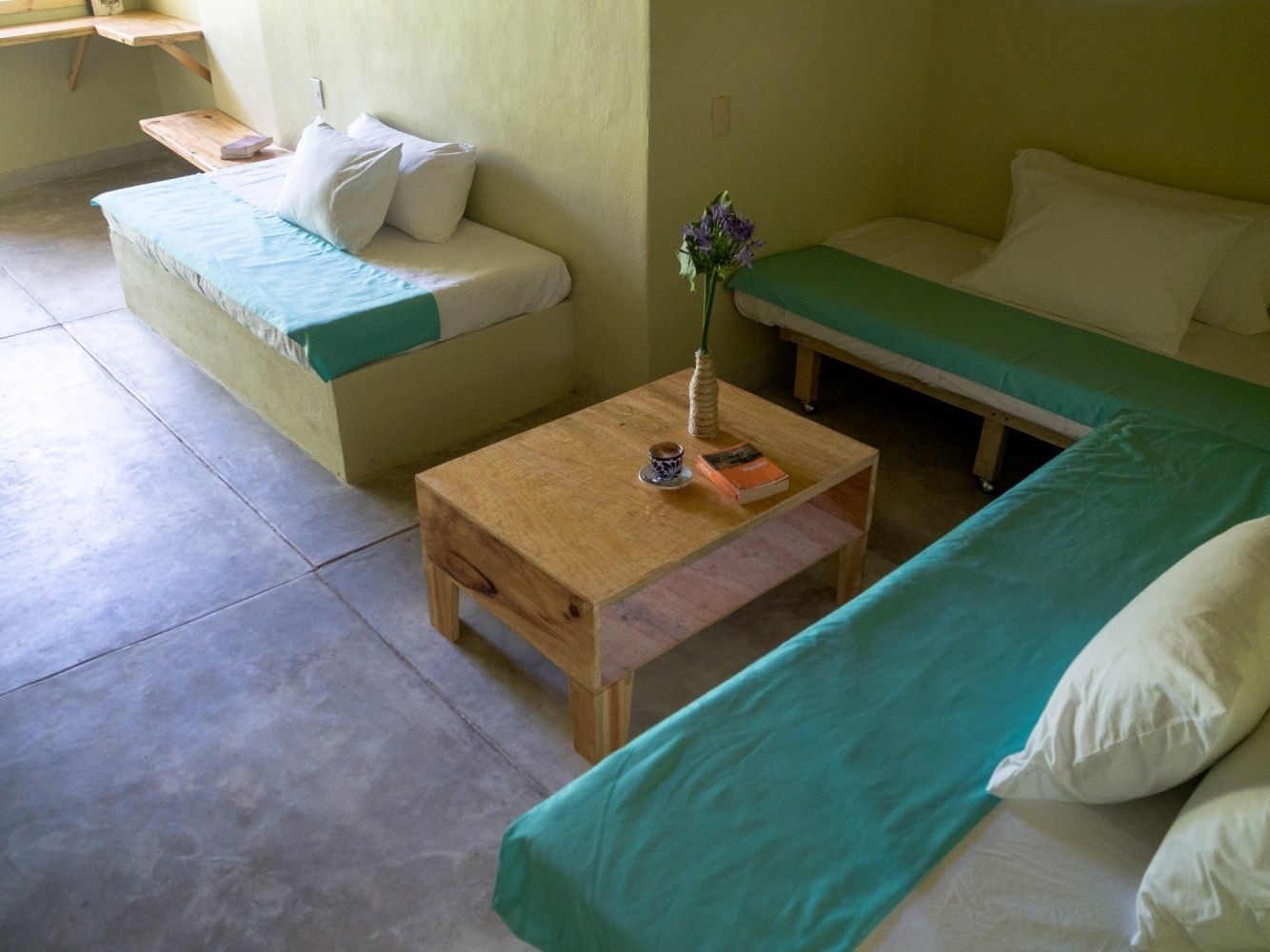 Dormitorio con tres camas en posada del arquitecto en mazunte