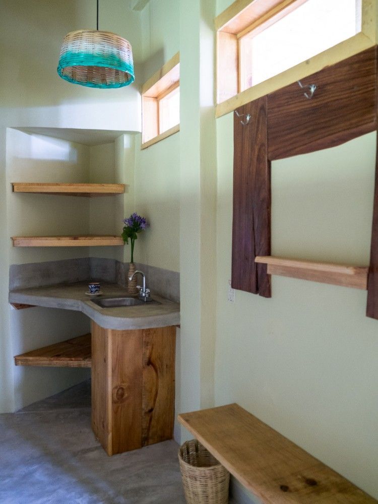 Baño con todos los servicios y luz natural en posada del arquitecto