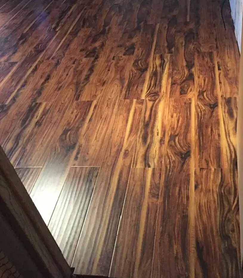 Polished wood-look floor with dark and amber grain patterns