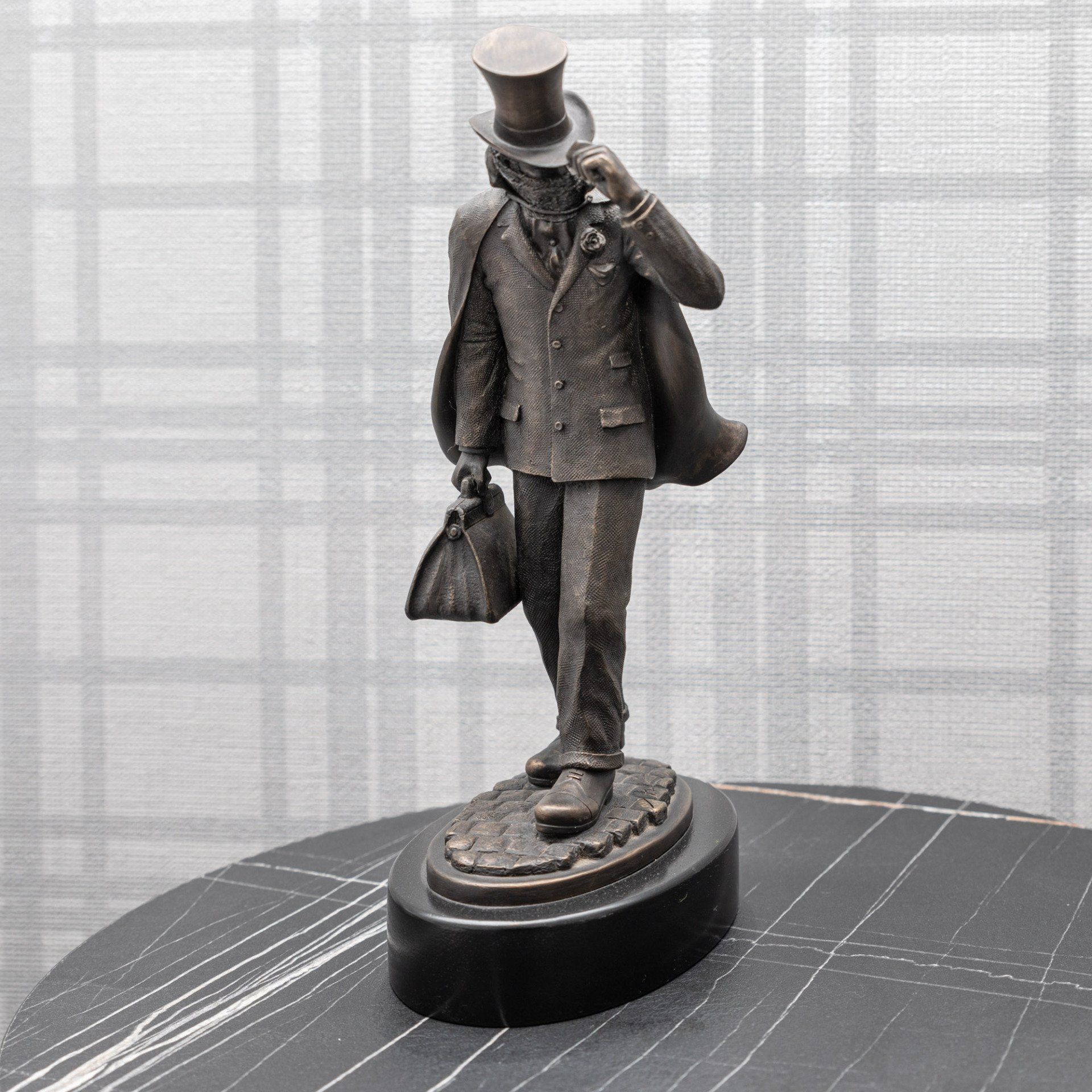 statue