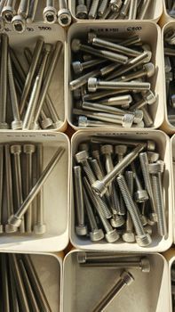 Estanterías de ferretería repletas de tornillos, pernos, candados y rollos de cinta adhesiva.